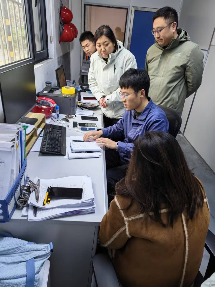 HM Instruments trainer and customer staff reviewing Raman spectrometer results together
