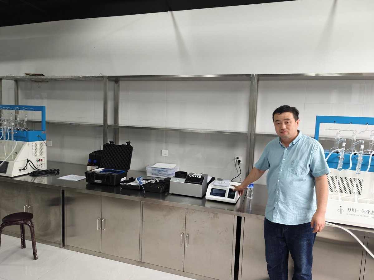 Students training on grain quality testing instruments in vocational college lab