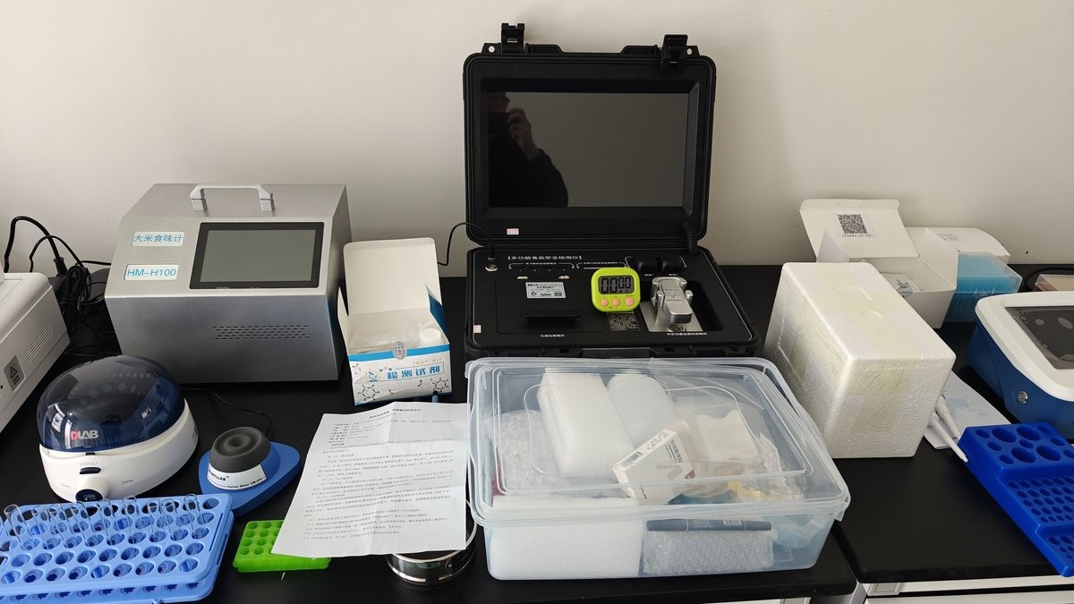 HM-L1S grain safety detector with touchscreen interface on laboratory bench
