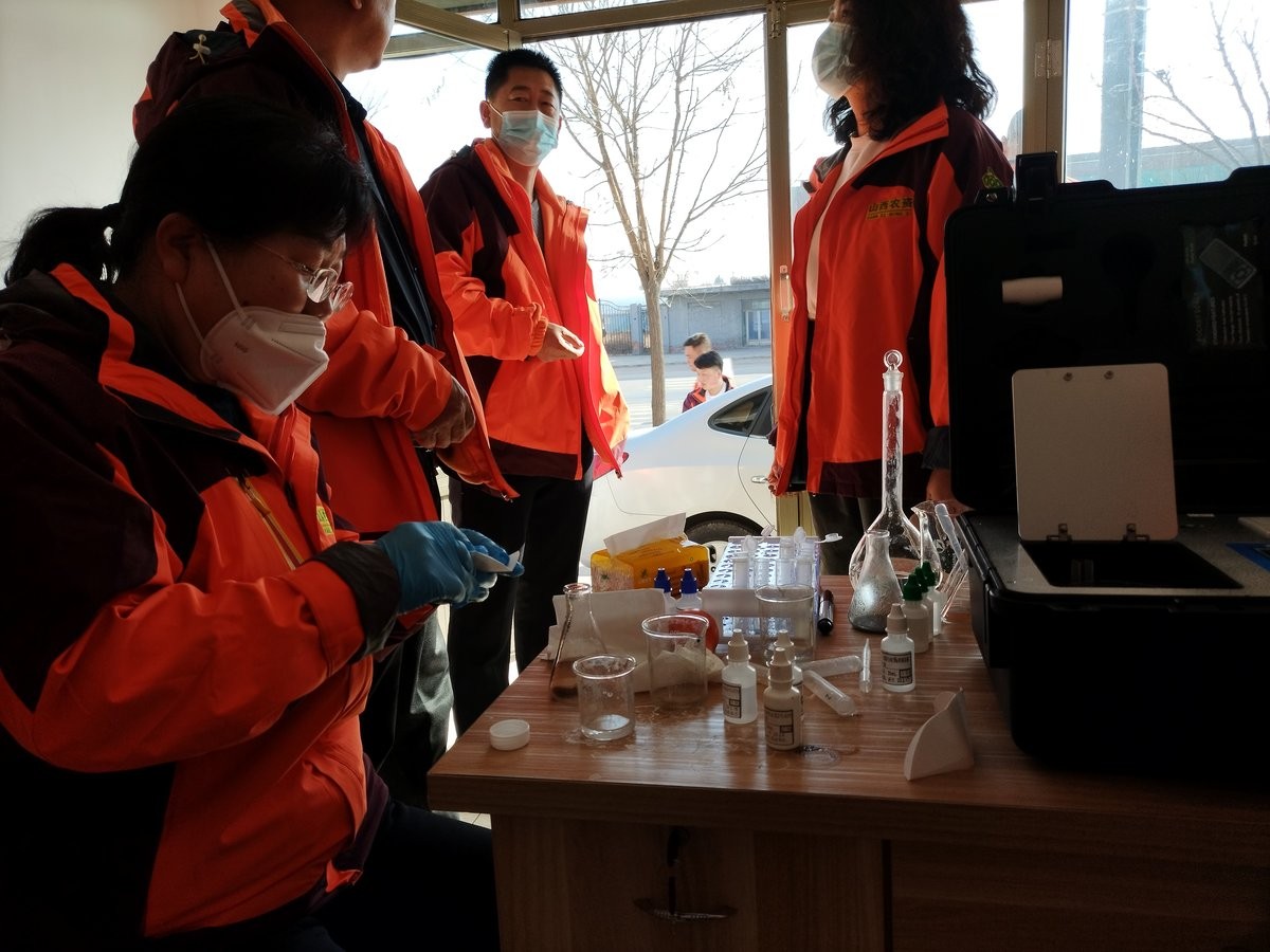 Team practicing the complete soil testing procedure with the HM-GT5 analyzer
