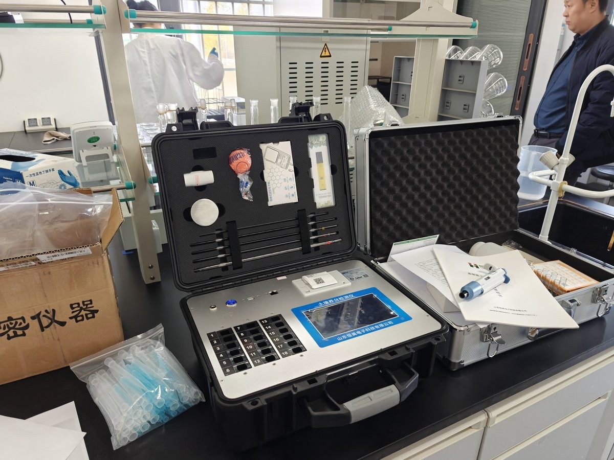 HM-GT4 soil nutrient analyser touchscreen and rotating twelve-channel cuvette carousel