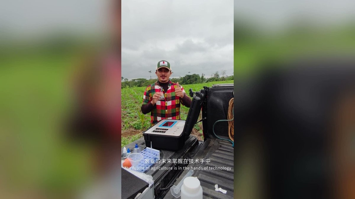 Spanish farm operator demonstrating HM-GT2 soil nutrient analyzer in Murcia agricultural field