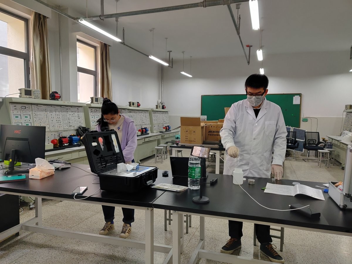 University laboratory training session with an instructor demonstrating the HM-GT4 soil analyzer
