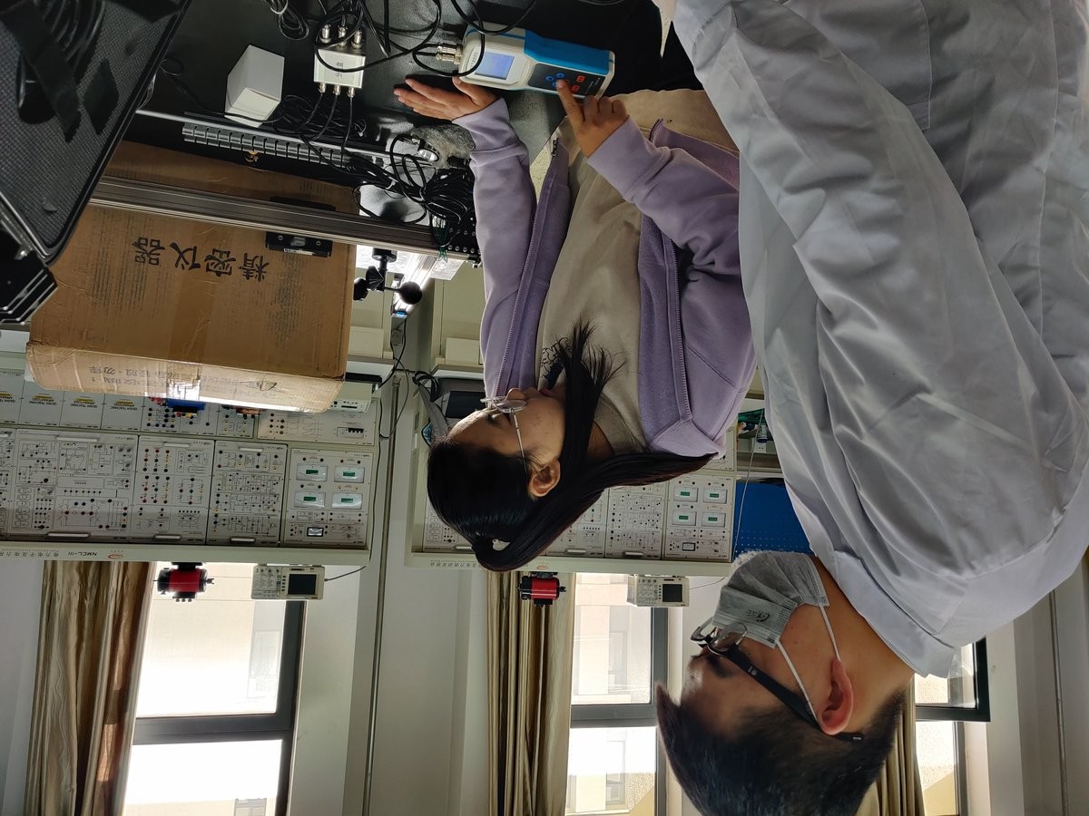 Handheld soil nutrient device demonstrated during university training alongside the benchtop analyser