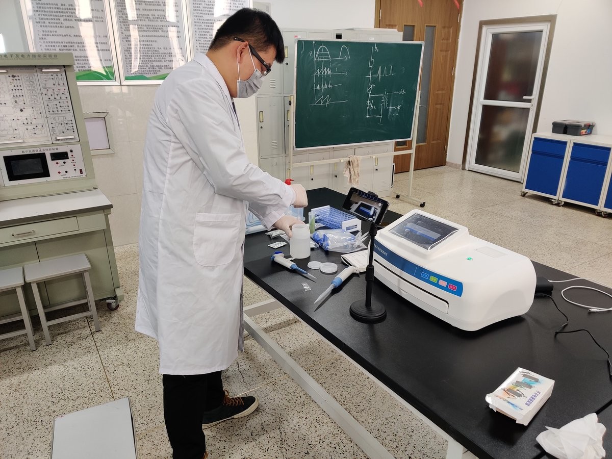 HM-GT4 soil analyzer demonstrated beside a chalkboard explanation in the university lab