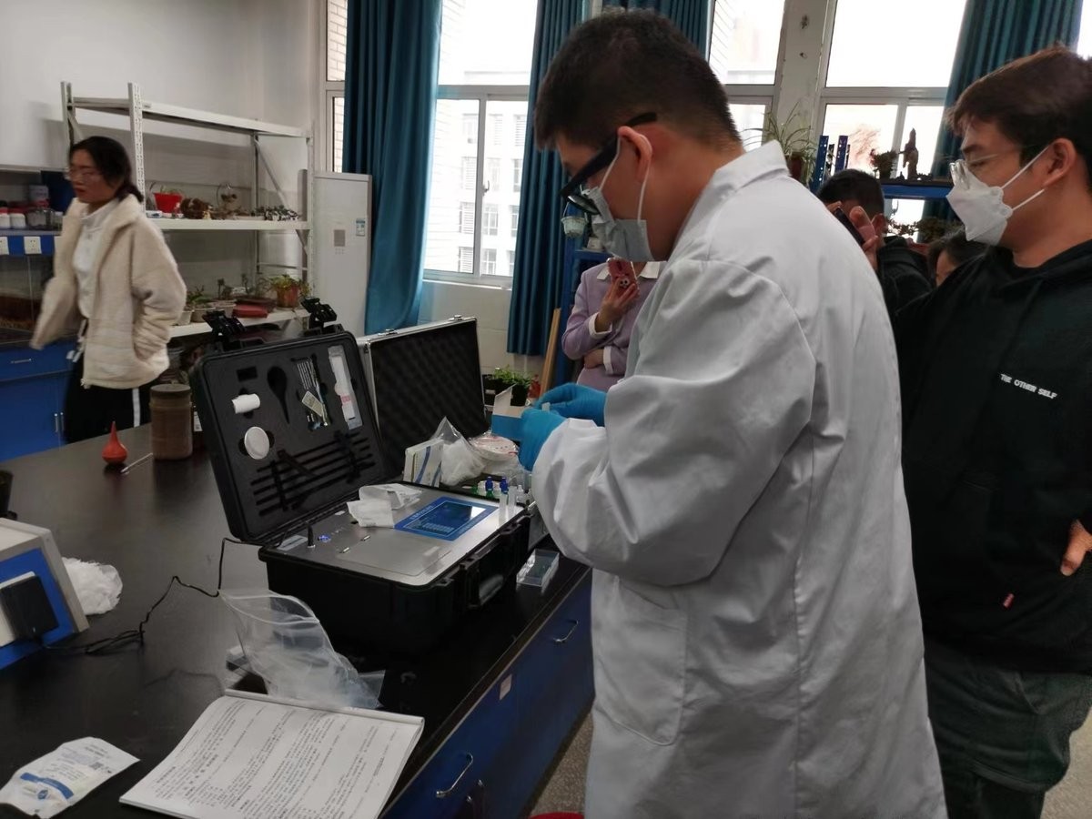 Huainan Normal University group training session with HM-GT4 soil nutrient analyzer and instructor demonstrating to trainees