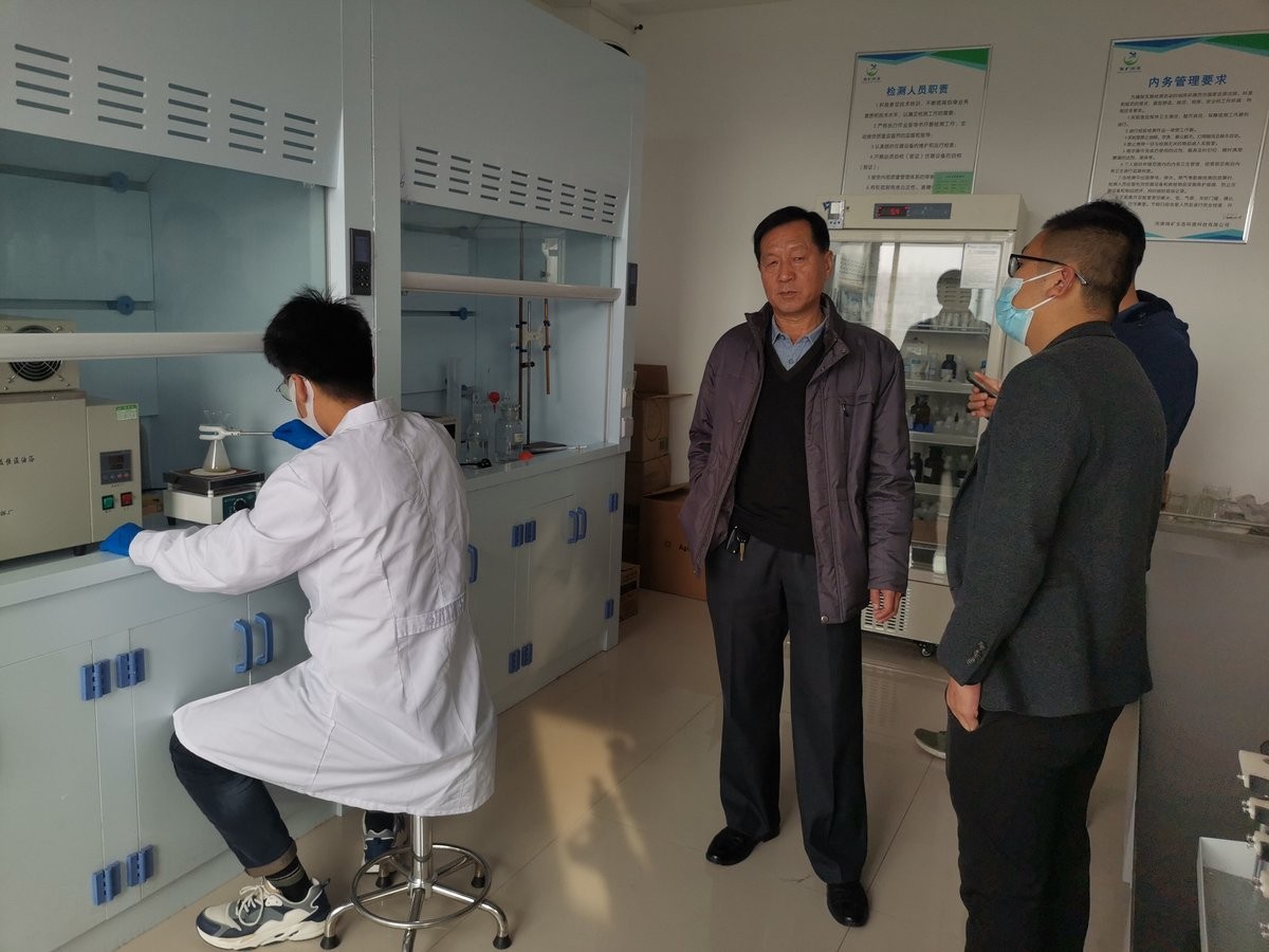 Instructor demonstrating sample digestion procedure using heating equipment at Puyang Environmental Monitoring Centre laboratory