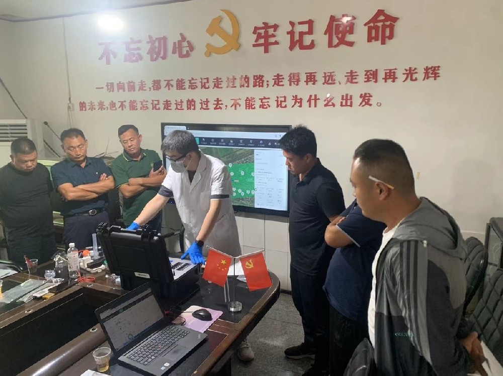 Anxin County agriculture bureau instructor demonstrating HM-GT2 soil nutrient analyzer
