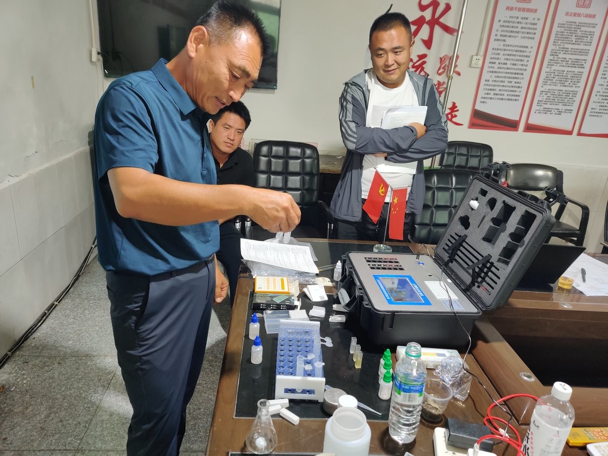 Staff member adding reagent to a soil sample using the HM-GT2 analyzer